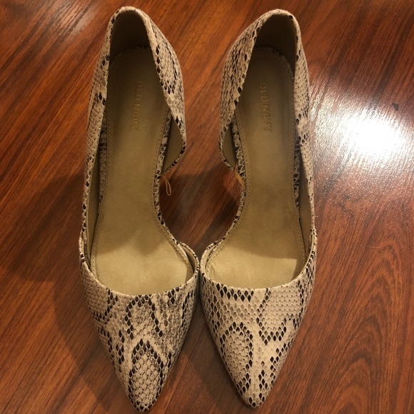 Old Navy Shoes - Faux snake skin heels- size 10